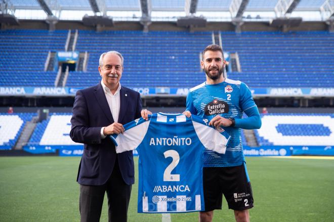 Antoñito junto al presidente del Deportivo, Antonio Couceiro (Foto: RCD).