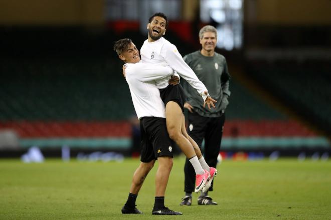 Dani Alves y Dybala, en un entrenamiento con la Juventus (Foto: Cordon Press).