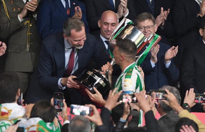 El Rey Felipe VI entregando la Copa a Joaquín (Foto: Kiko Hurtado)