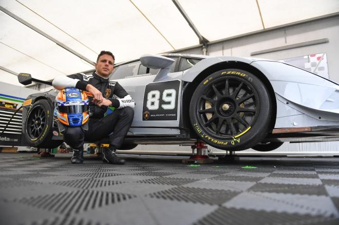 Manu Bejarano posa junto a su coche.