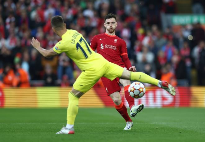 Robertson, ante Lo Celso en el Liverpool-Villarreal (Foto: Cordon Press).