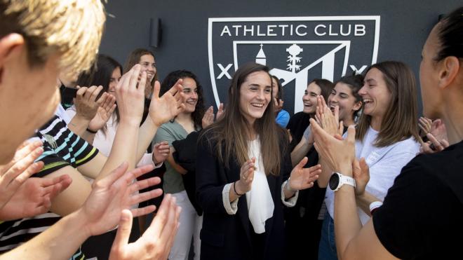 Sophie Istillart es despedida en Lezama por sus compañeras (Foto: Athletic Club).