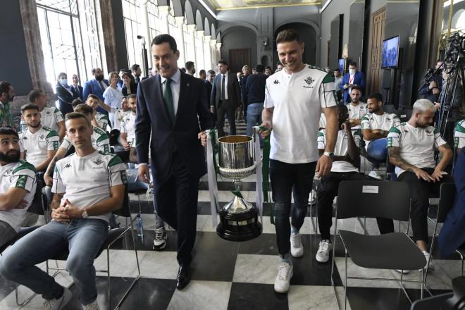 Juan Manuel Moreno Bonilla y Joaquín Sánchez con la Copa (foto: Kiko Hurtado).