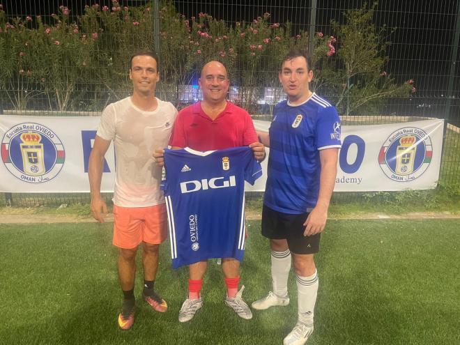 Francisco Suárez y Hugo López inauguran en Omán una Escuela de Fútbol. (Foto: Embajada España