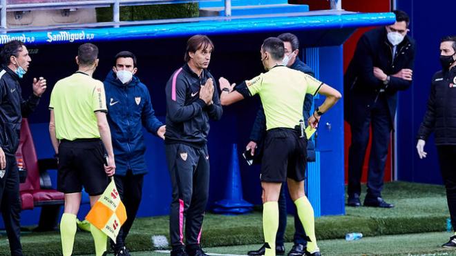 Sánchez Martínez habla con Lopetegui durante un encuentro de la pasada temporada (Foto: EFE).jpg