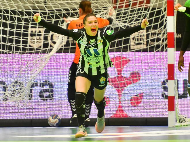 Espe López celebra un gol al Rocasa Gran Canaria en Copa de la Reina (Foto: RFEBM).