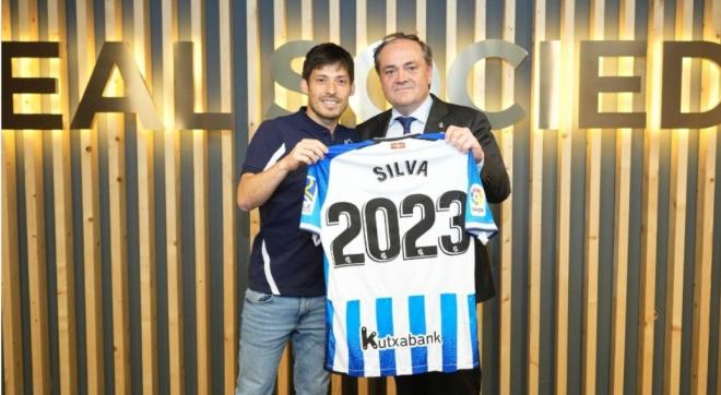 David Silva posa junto a Aperribay con la camiseta de la Real Sociedad tras anunciarse la semana pasada su renovación (Foto: Real Sociedad).