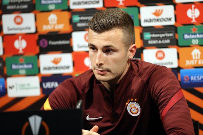 Iñaki Peña en rueda de prensa. (Foto: Galatasaray)