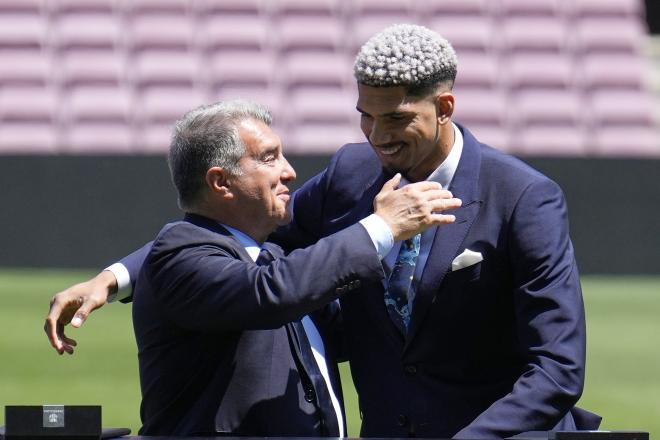 Joan Laporta abraza a Ronald Araujo (Foto: EFE).