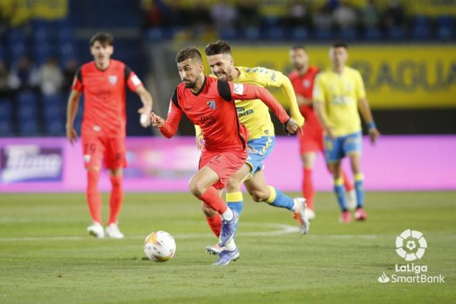 Vadillo se lleva una pelota ante Las Palmas (Foto: LaLiga).