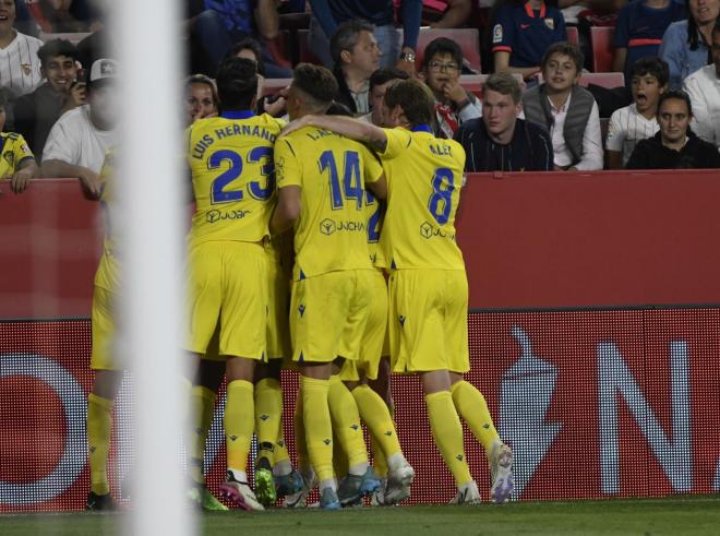 Los jugadores del Cádiz celebran el gol de Lucas en Nervión (Foto: Kiko Hurtado).