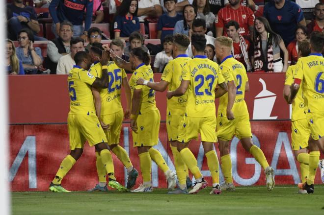 Los futolistas del Cádiz felicitan a Lucas Pérez por su gran gol en Nervión (Foto: Kiko Hurtado)