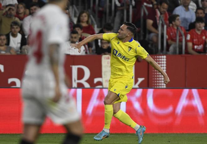 Lucas Pérez celebra con rabia su gol al Sevilla (Foto: Kiko Hurtado).