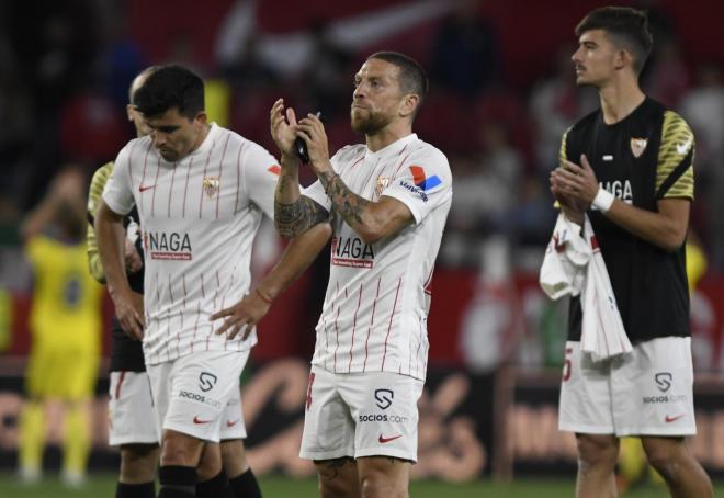 Los jugadores del Sevilla lamentan el empate ante el Cádiz (Foto: Kiko Hurtado).