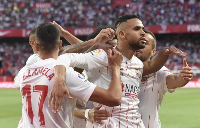 Los futbolistas del Sevilla celebran su gol ante el Cádiz (foto: Kiko Hurtado).