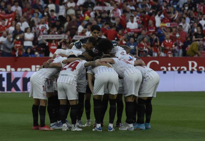Los futbolistas del Sevilla en el último partido (foto: Kiko Hurtado).