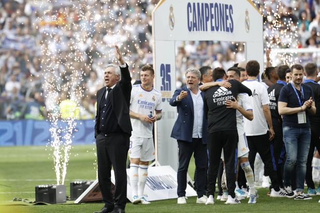 Carlo Ancelotti, eufórico en la celebración del título del Real Madrid de Florentino Pérez (Foto: EFE).