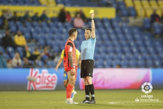 Brian Cufré, amonestado durante el Las Palmas-Málaga (Foto: LaLiga).