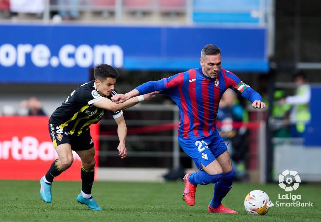 Juanjo Narváez presiona durante el Eibar-Real Zaragoza (Foto: LaLiga).