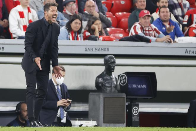 Simeone, en la banda de San Mamés (Foto: EFE).