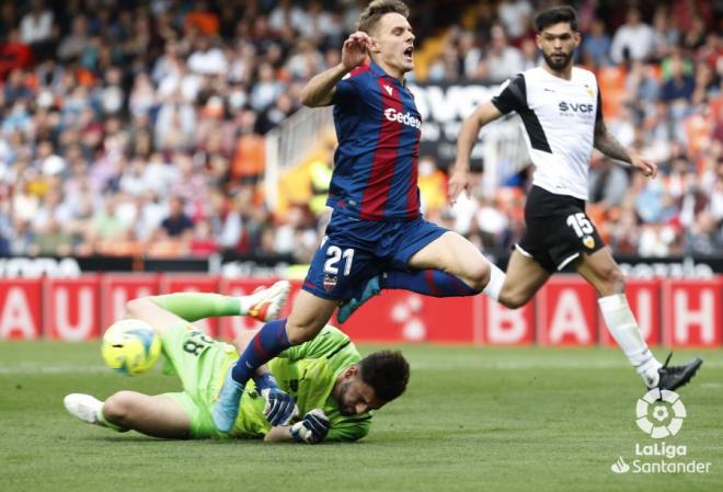 Dani Gómez ante el Valencia en Mestala. (Foto: LaLiga)