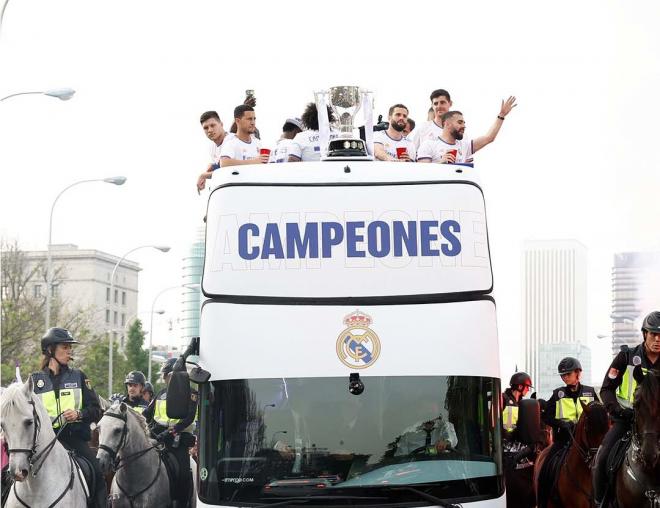 El autobús del Real Madrid, rumbo a Cibeles en 2022.