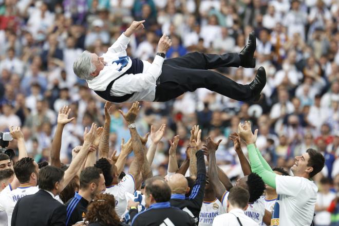 Carlo Ancelotti, manteado en la celebración del título (Foto: EFE).