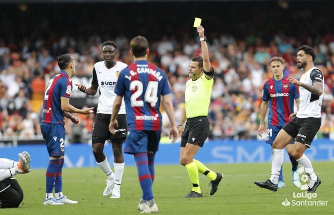 Figueroa Vázquez en el derbi valenciano. (Foto: LaLiga)