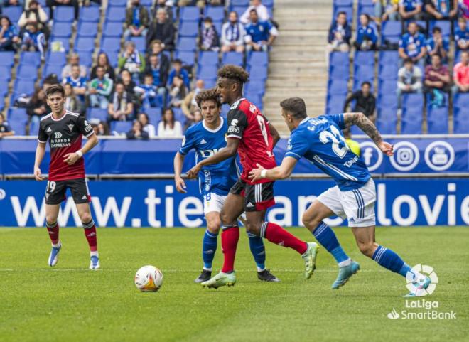 Isaac ante el Mirandés en el Tartiere. (Foto: LaLiga)