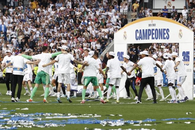 Los jugadores del Real Madrid celebran el título de LaLiga (FOTO: EFE).