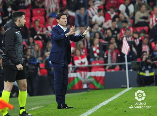 Marcelino dirige al equipo en el claro triunfo ante el Atlético en San Mamés (Foto: LaLiga).