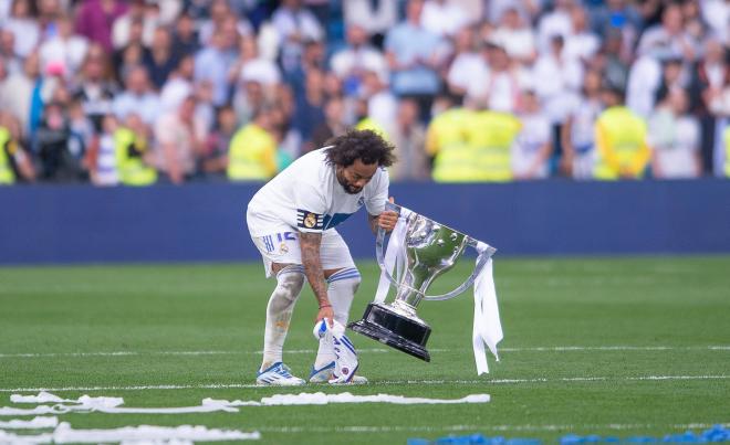 Marcelo, con el 35º trofeo de Liga del Real Madrid (Foto: Cordon Press).
