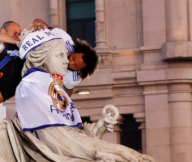 Marcelo besa a Cibeles durante la celebración de la decimocuarta Champions League (Foto: Real Madrid).