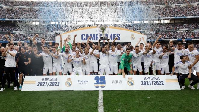 Marcelo eleva al cielo de Madrid la 35º Liga del Real Madrid (Foto: RM).