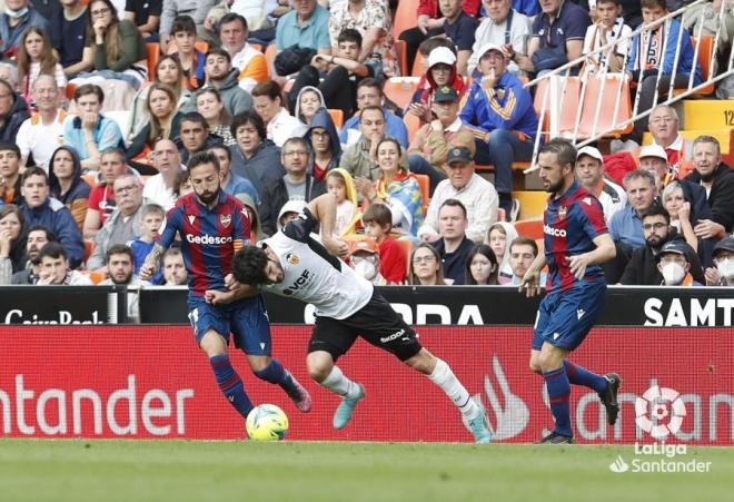 Morales y Guedes pugnan por un balón en Mestalla. (Foto: LaLiga)