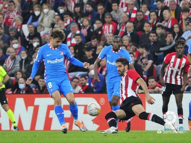 Raúl García pugna con Griezmann en el duelo ante el Atlético en San Mamés (Foto: LaLiga).