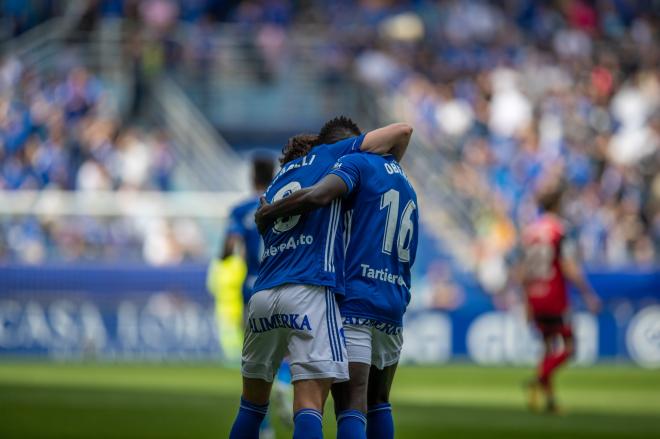 Sangalli y Obeng se abrazan ante el Mirandés. (Foto: Real Oviedo)