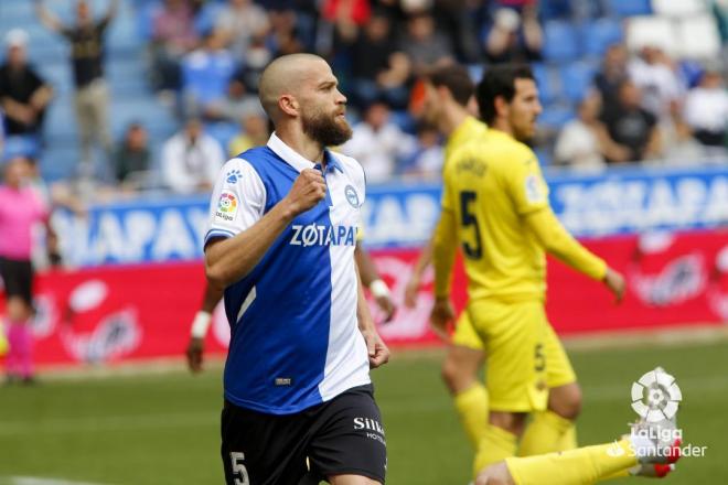 Víctor Laguardia celebra su gol al Villarreal (Foto: LaLiga).