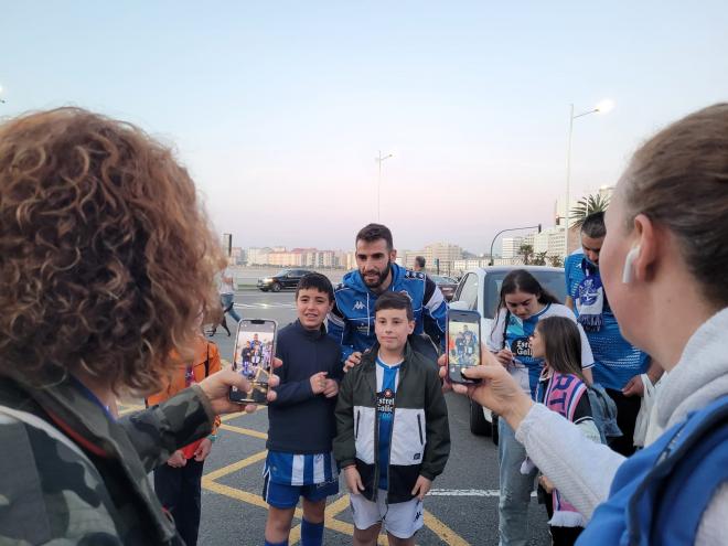 Antoñito fotografiándose con aficionados del Dépor (Foto: ElDesmarque)