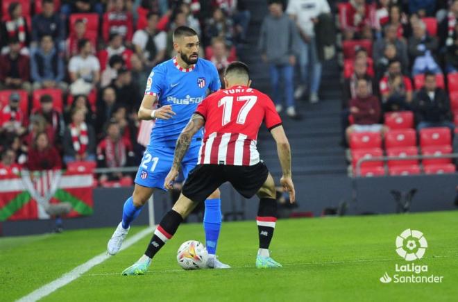 Yuri Berchiche, muy sufriente, cubre a un rival ante el Atlético en San Mamés (Foto: LaLiga).