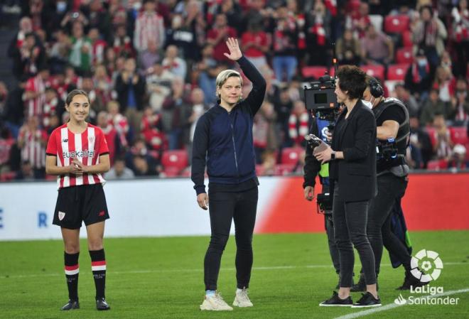 Zietz recibe el One Club Woman 2022 en el partido del Athletic Club ante el Atlético en San Mamés (Foto: LaLiga).