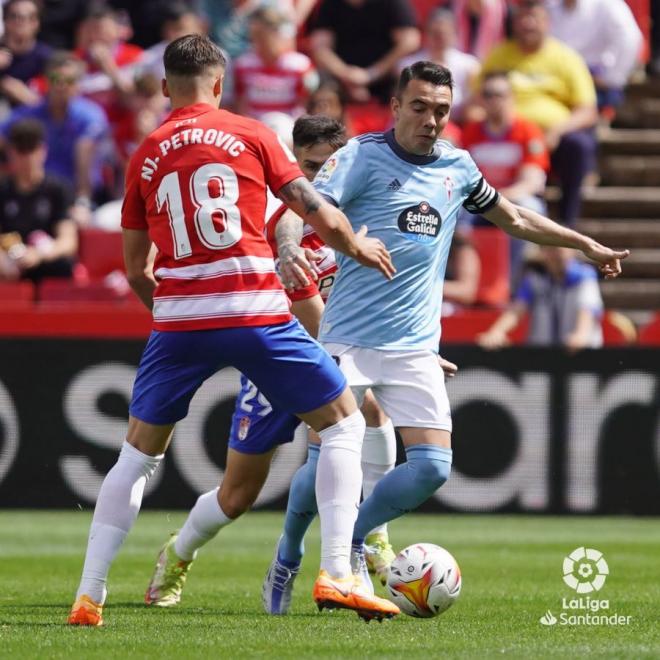 Aspas ante el Granada en Los Cármenes.  (Foto: LaLiga).