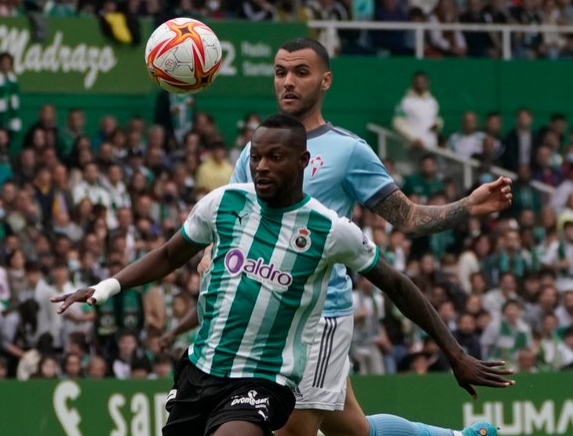 Cedric ante Álex Martín (Foto: Racing de Santander).