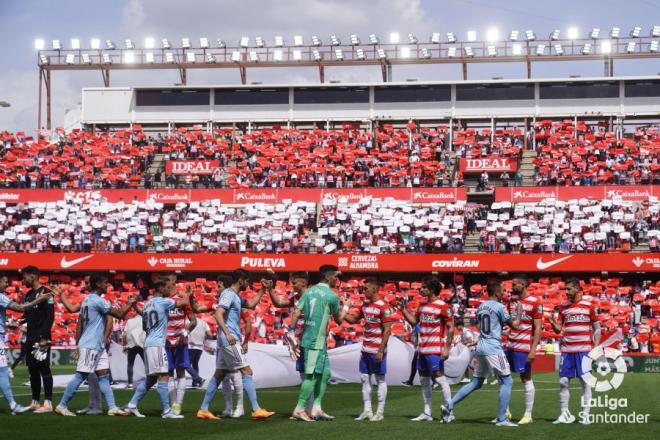 Inicio del partido en Los Cármenes ante el Granada. (Foto: LaLiga)