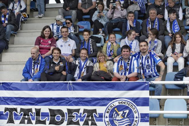 Los aficionados de la Real Sociedad, en las gradas de Zubieta (Foto: Giovanni Batista).