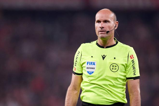 Antonio Mateu Lahoz, uno de los árbitros del Mundial de Qatar, durante un partido (Foto: Cordon Press).