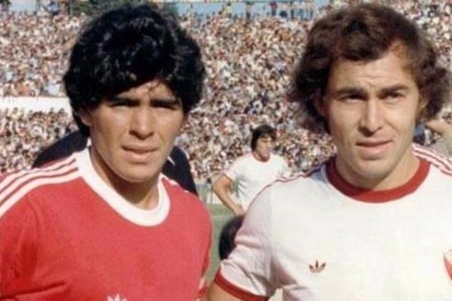 Diego Armando Maradona posaba junto a Ricardo Enrique Bochini, el One Club Man de 2022 en San Mamés.