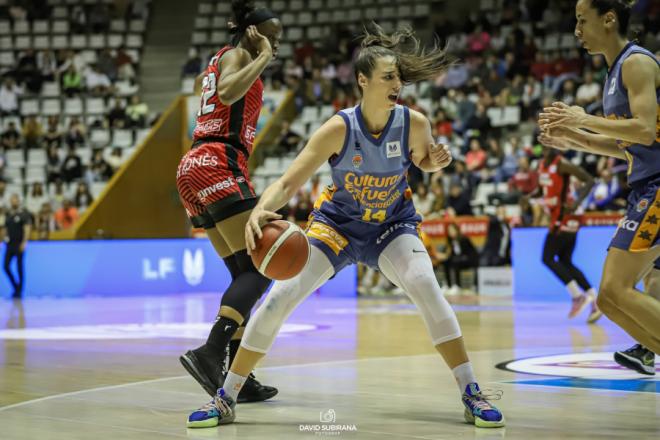 Valiosa victoria del Valencia Basket en Fontajau para poner de cara las semifinales (49-61)