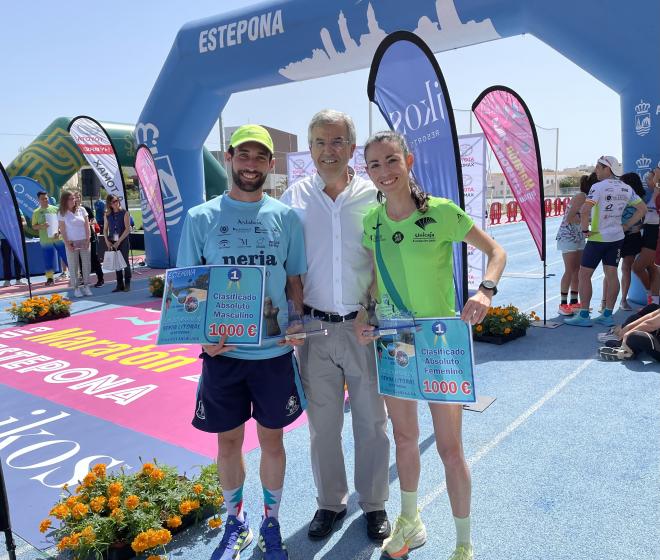 García Urbano, junto a los ganadores de la I Media Maratón Senda Litoral de Estepona.