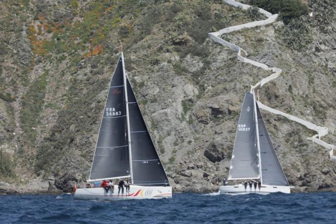 El 'Rayer' (derecha), ganador de la IV Regata Intercontinental Marbella Ceuta.